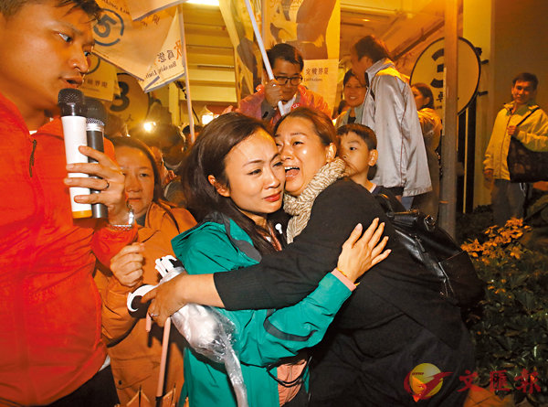  陳凱欣落區拉票與支持者激動相擁C香港文匯報記者劉國權 攝