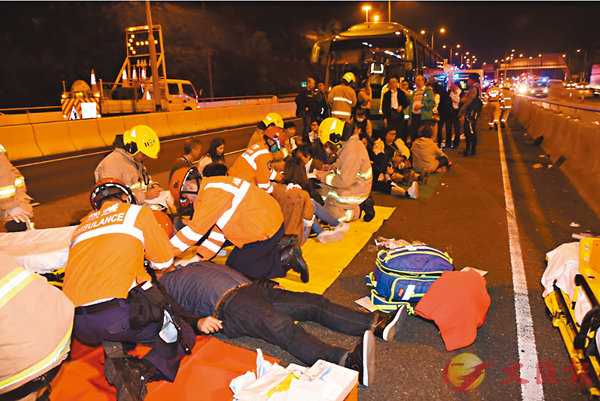 ■ 大批傷者在路邊等待救援。
