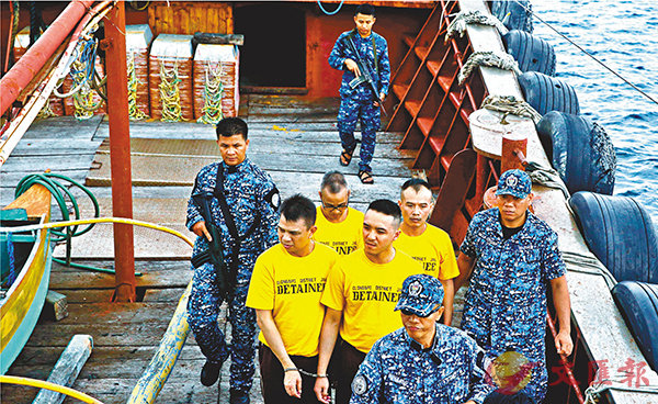 ■圖為兩年前涉案四名港人遭菲警扣押。 資料圖片