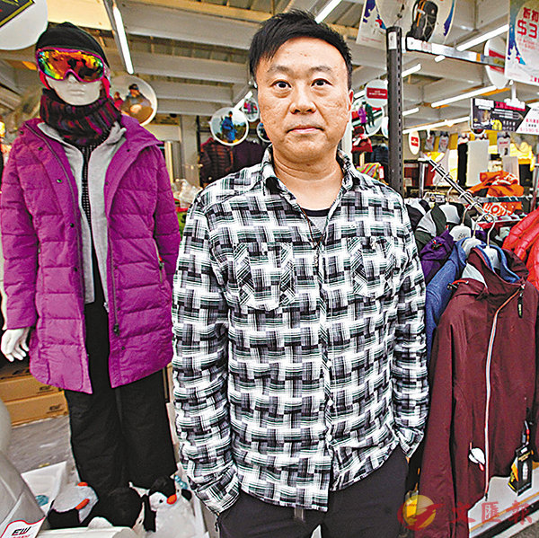 ■梁先生看好今年防寒衣物的銷情。 香港文匯報記者曾慶威  攝