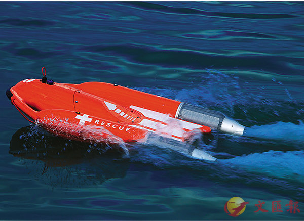 ■智能救生圈「海豚1號」落水即自動施救。 香港文匯報記者方俊明  攝