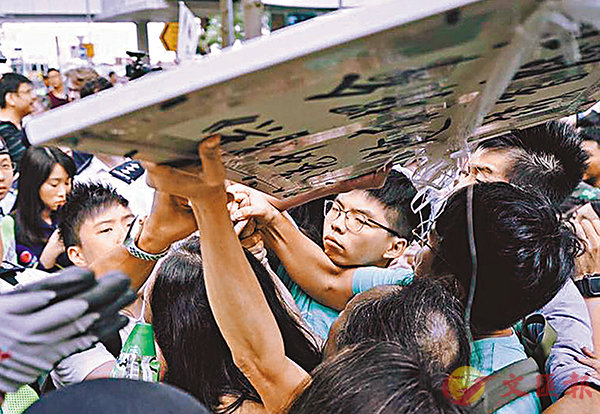 �����}�b10��1�骺�C�椤�A������Ŵ��u��W�v�лy���ܫª�����F���`���F�l�e�a���|�Q�ڡA�ӡu���䲳�ӡv�M�����s�h�]���٦P��L�ܫª̧@�X�����欰�C ��ƹϤ�