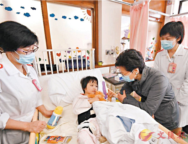 ■林鄭月娥探訪屯門醫院，慰問病人。