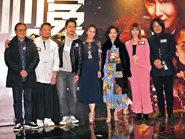 ■惠英紅(右三)前晚出席《心冤》首映禮。
