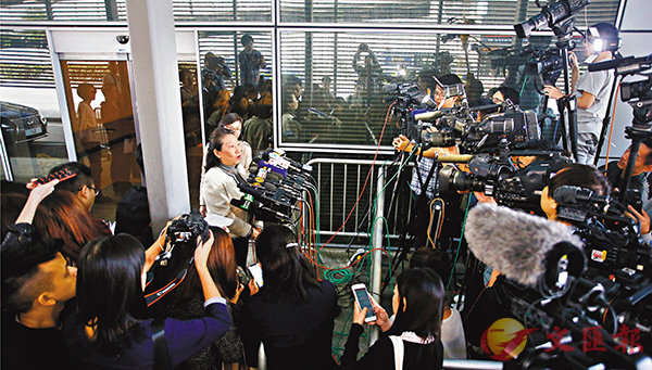 ■鄭若驊答允出席本月28日的委員會會議，並解釋有關檢控政策。圖為她上月26日在機場會見傳媒。 資料圖片