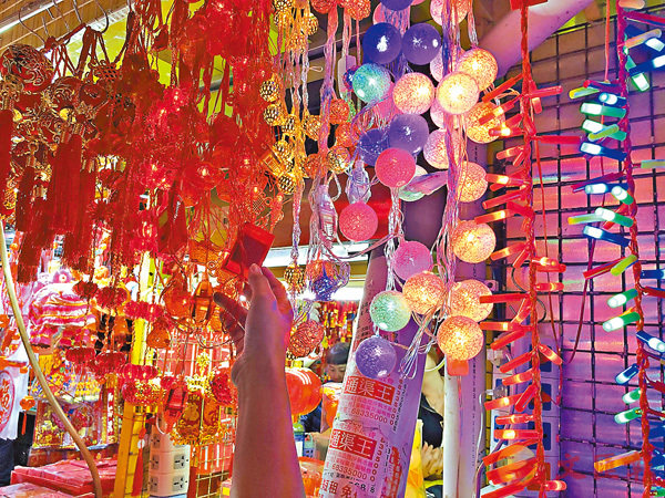 ■市面不少店舖出售各款賀年燈飾產品。