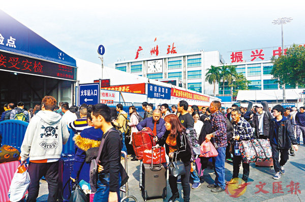 ■廣州火車站已迎來客流小高峰。  香港文匯報記者敖敏輝  攝