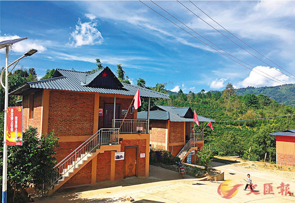 滇緬邊境拉祜村寨茶業助脫貧 家家住新樓