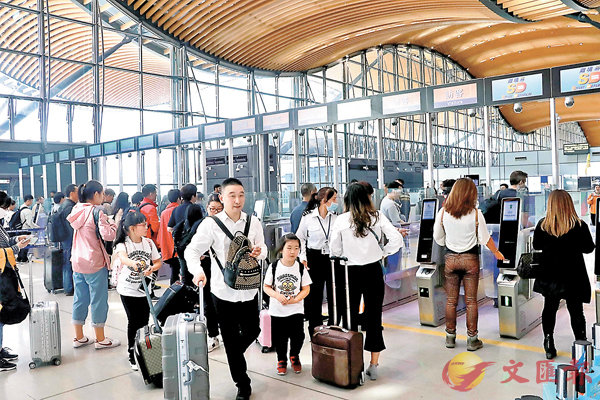 ■港珠澳大橋的出入境人數在農曆新年假期間屢創新高。香港文匯報記者彭子文  攝