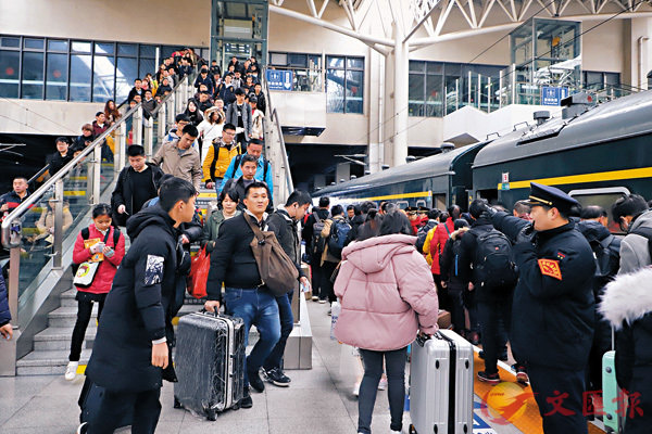 ■全國鐵路昨日迎來返程客流高峰。圖為南昌火車站。 中新社