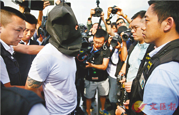 ■去年8月，粵港警方在深圳皇崗口岸舉行移交搶劫疑犯。資料圖片