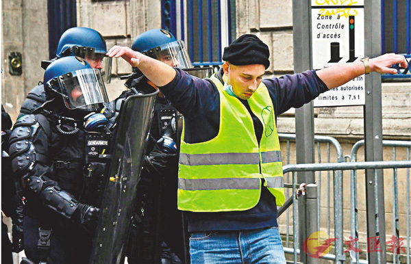 ■黃背心示威者被捕。法新社