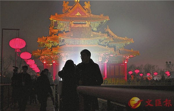 ■昨晚是「中國情人節」-元宵節，成雙成對的遊客在故宮城牆上參觀，意義非凡。 新華社