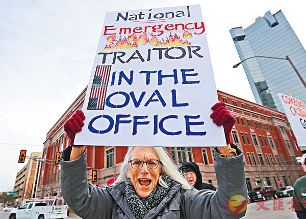■示威者手持標語抗議特朗普無視憲法。美聯社
