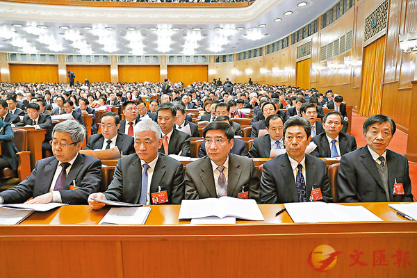■3月5日，十三屆全國人大二次會議在北京人民大會堂開幕。圖為列席會議的部長們聽會。 中新社