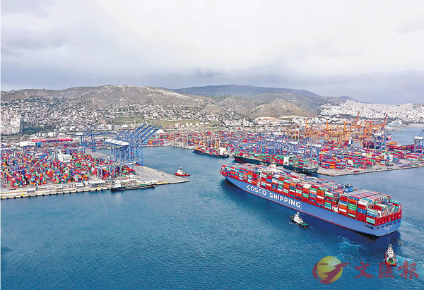 商務部部長鍾山透露，中美雙方同意繼續延長磋商期限。圖為容量為20,000個標準箱的中國遠洋運輸貨輪正靠向希臘比雷埃夫斯港。 新華社