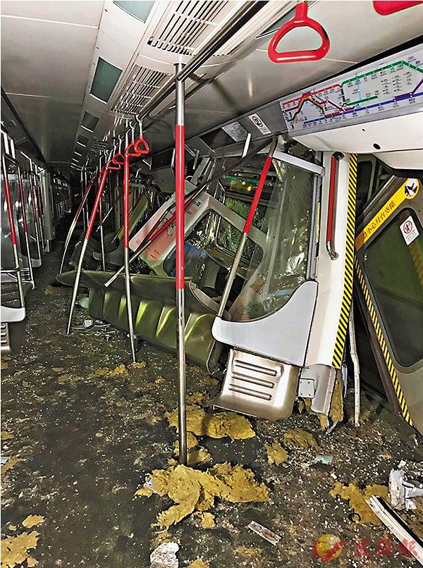 ■被撞列車車廂內滿目瘡痍，碎片散滿一地。 港鐵圖片