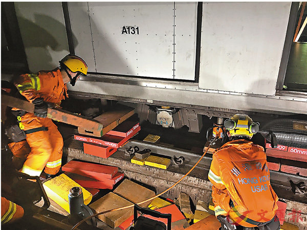 ■消防員協助港鐵搶修工程。  消防處提供圖片