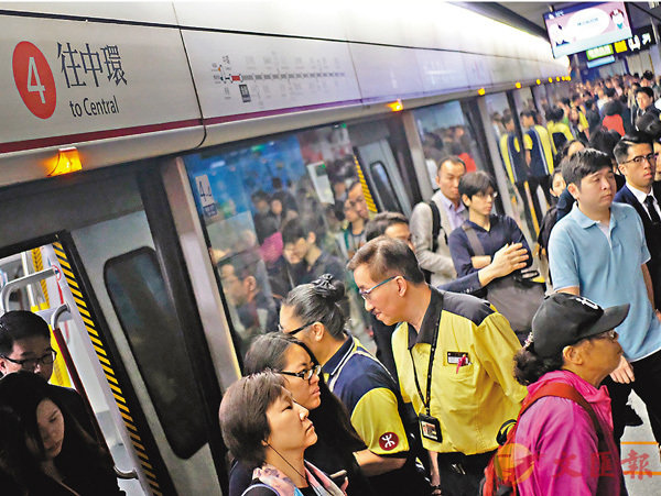 ■金鐘站上班時段人頭湧湧。 香港文匯報記者梁祖彝  攝