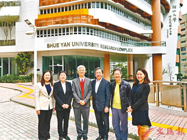 胡懷中（左三）昨聯同管理層出席傳媒午宴，分享大學最新發展和動向。香港文匯報記者姜嘉軒  攝
