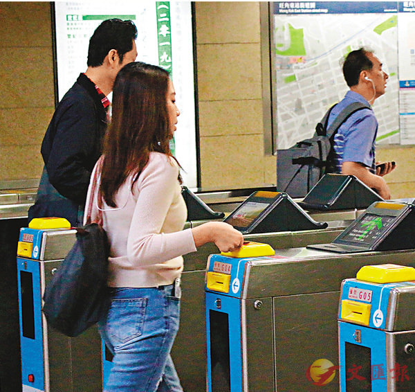 ■ 港鐵按票價機制今年可加價3.3%。香港文匯報記者彭子文 攝