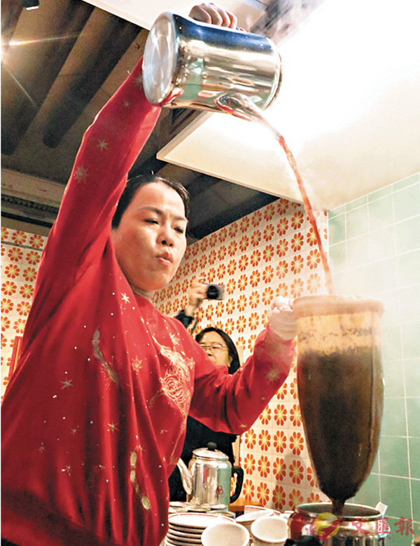 ■莫佩玲示範正宗港式絲襪奶茶的「撞奶」手法。 香港文匯報記者殷翔  攝