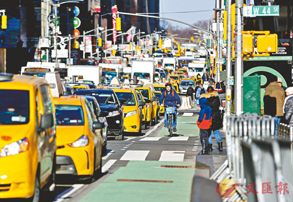 ■紐約州將在曼哈頓繁忙路段徵收「塞車費」。圖為曼哈頓擁擠的交通。 資料圖片