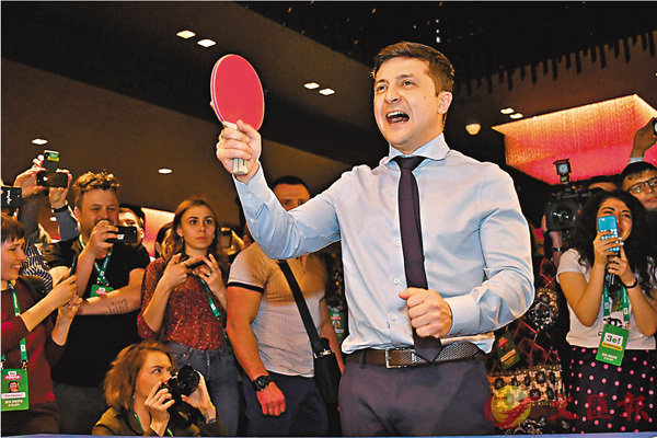 ■烏克蘭前日舉行總統選舉，喜劇演員澤連斯基得票率領先。圖為澤連斯基日前在打乒乓球時，被媒體記者包圍。法新社