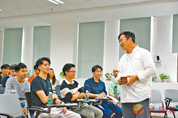 �������ޤj�ǧ��A��б¬������H�ǰ|�ǥͱ½ҡC  �f������H�ǰ|�ѹ�