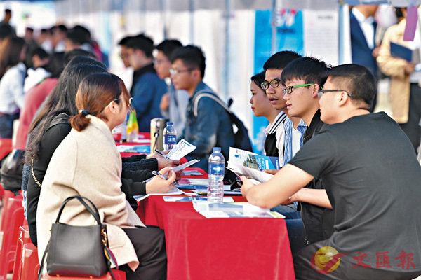 ���s�F�ٱ��氪�ղ��~�͡u�ܷ~���v�F���A�Ӥh��s�͡B���M��Ͳ��~��~���A�դh��s�Ͳ��~���~���A�b�N�~�B�ɾǤ譱�ɦ��P�������~�ͦP���ݹJ�C�Ϭ����~3��16��A�s�F�j�ǥͰѥ[���աC��ƹϤ�