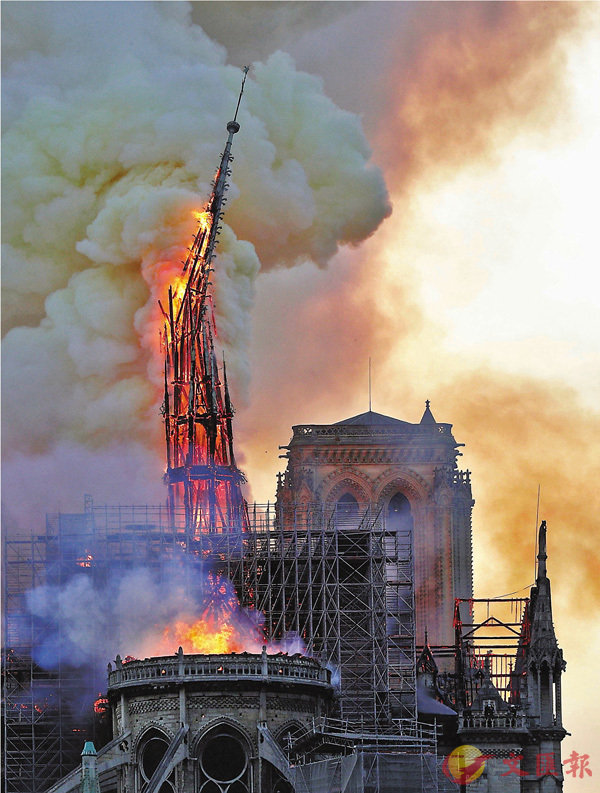 聖母院塔頂在烈火中倒塌C 法新社