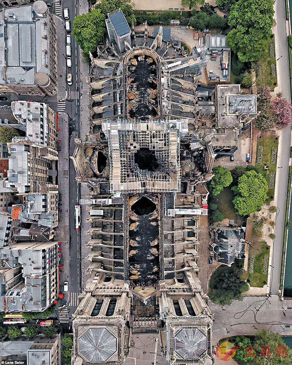 從高空角度可見聖母院木製頂部被燒毀C 網上圖片