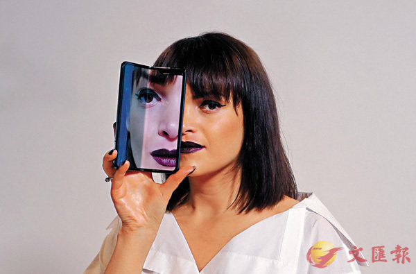 ��Galaxy Fold�w�w�U�P�������}��C ���p��