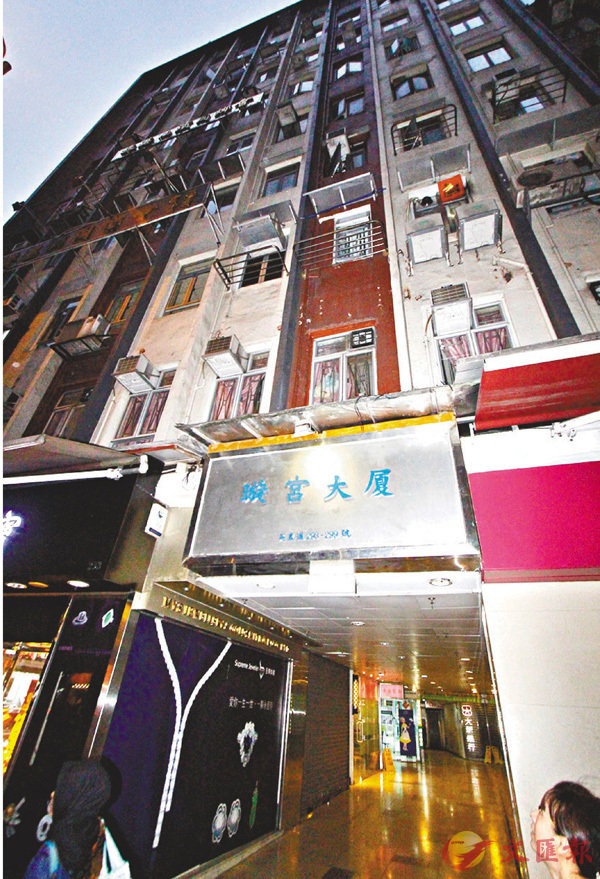 ��ĵ���b�_��梮c�j�H�j���W�L8�p�ɡA�צb�ӤW�@���N���j�äH�뮷�C �����׳��O���K�ֱj  ��