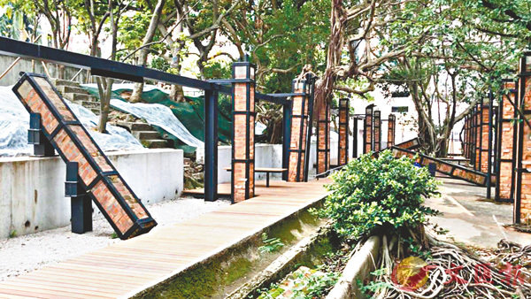 ���Ϥ������j�W�ϲ{�ɥu�ѤU�@�������j�W�A���ǧ�]�������c���D�A�ɱשέˤU�C�ζ��H���[��í�T�j�W�A�þQ�]��H�O�D�A�]�p�����ݤ��骺�ҼˡC ���x�Ϥ�