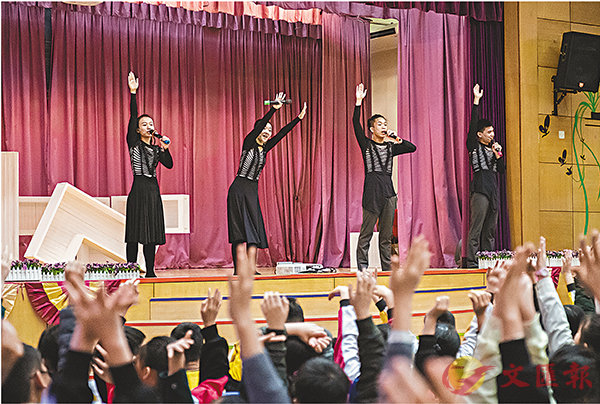 ■學生對現代舞表演反應熱烈。   攝影：Meron