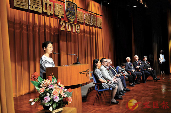 ■沈雪明（左一）於香島中學畢業禮致辭。學校供圖