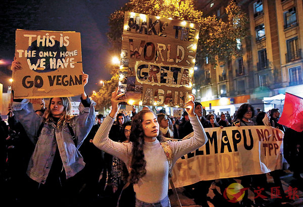 ■智利示威者舉牌抗議。 路透社
