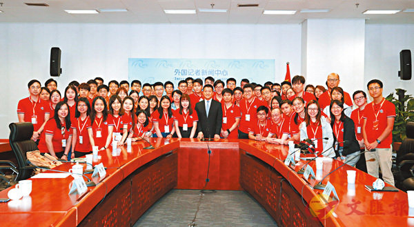 ■陸慷與到訪的50名香港大學生合影。 記者黃洋港  攝