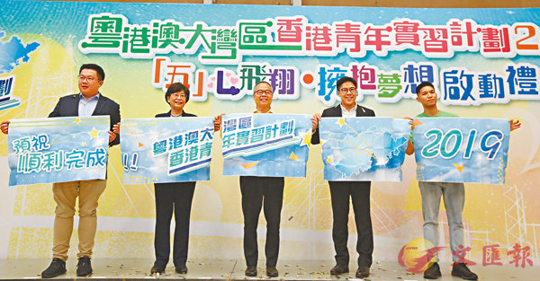 ���B���ت��ܡA�L�Ʊ��j�W�Ϲ�ߪ�����C�~����ⴤ���|�A�h����M�F�Ѧb�j�W�Ϫ��u�@�M�ͬ��C�����׳��O�̴��y��  ��