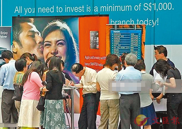 ■新加坡人在街站申請信用卡。  網上圖片