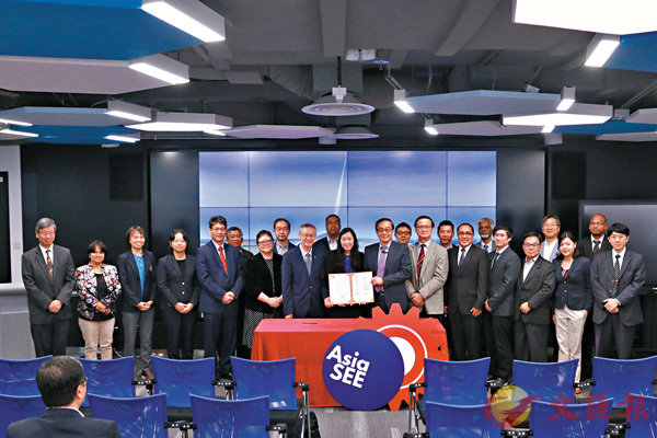 ■亞洲工程教育協會創始理事來自亞洲各地的大學，他們共同簽署了協議宣言書正式承諾加入。 港大供圖