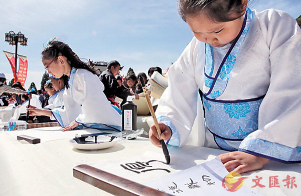 ■北京平谷的小學生在當地文化廟會上參加書法展示活動。 新華社