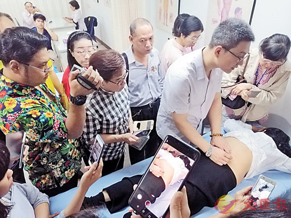 ■2019年泰國執業中醫師培訓項目近日在泰國曼谷結束。圖為中國溫州醫科大學專家為泰國執業中醫師培訓。  中新社