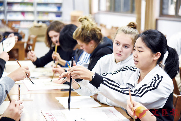 ���������ǥͦb����ն�����ǲΤ�ơC�Ϭ��������{�G���@�W�ǥͦb���ɤ����ǥͼg�򵧦r�C �s�ت�