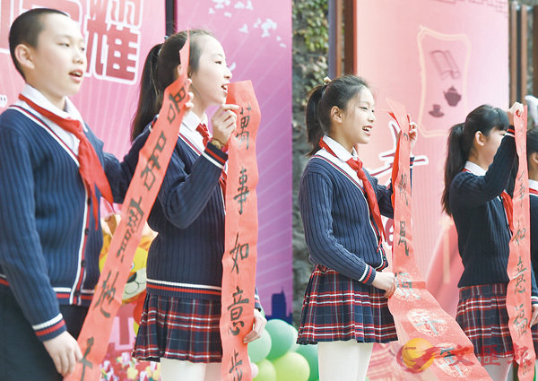 ����2011�~�Ш|���N�Ѫk�ǤJ���p�ǽҵ{�H�Ө��o���㦨�ġC�Ϭ��֫جY�p�Ǿǥͦb�i�ܦۤv�Ч@���Ѫk�@�~�C  �s�ت�