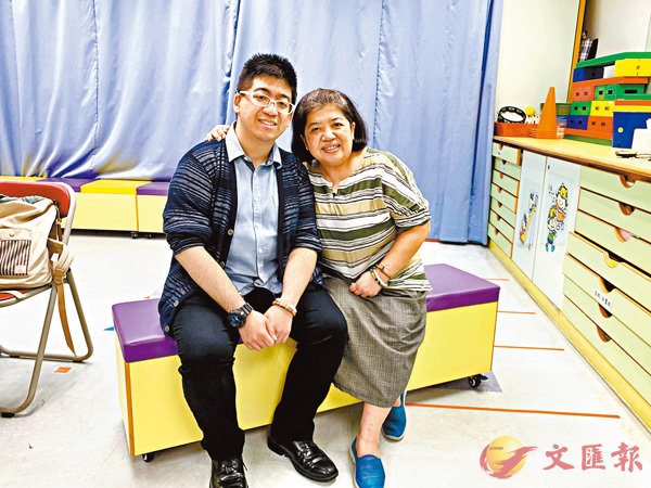 ■朱天諾（左）感謝母親（右）的用心栽培。 香港文匯報記者詹漢基  攝