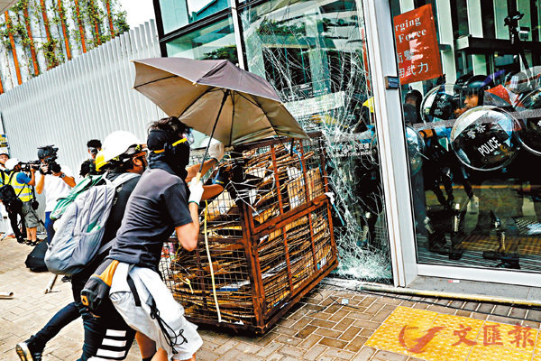 示威者用鐵籠車撞爆立會玻璃門C路透社