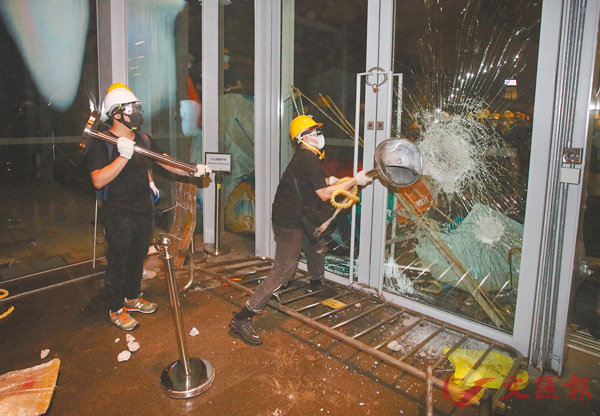 激進示威者攻入立法會大樓後大肆破壞C香港文匯報記者 攝