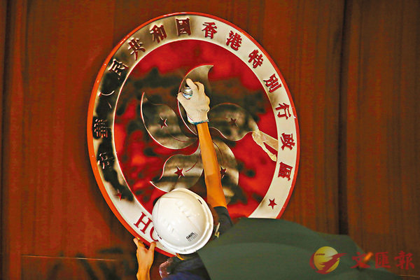 7月1日A暴徒衝擊立法會C圖為一名示威者將立法會主席身後的區徽塗污C 香港文匯報記者 攝